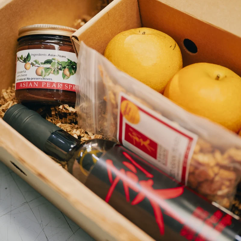Chef box with fresh pears, dried pears, vinegar and spread