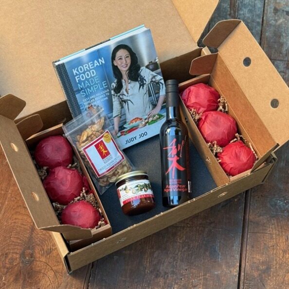 Box with 6 fresh asian pears, asian pear spread, vinegar, dried pears, and a cookbook