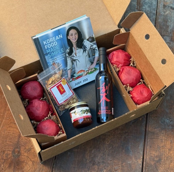 Box with 6 fresh asian pears, asian pear spread, vinegar, dried pears, and a cookbook